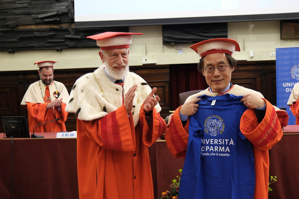 unipr's tweet photo. “Il cibo come medicina”: laurea ad honorem in Scienze della nutrizione umana #unipr a Frank B. Hu, grande studioso, punto di riferimento indiscusso nel campo  della nutrizione, dell’epidemiologia e della prevenzione delle malattie cardiometaboliche #parma
https://t.co/vuihXzbbxr https://t.co/H8TcZhOqjZ
