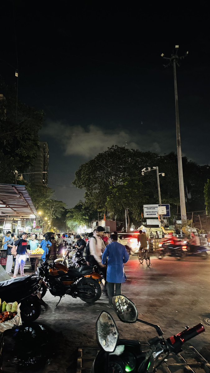 Akzey's tweet photo. Light is not working at Hanuman Mandir Chawk/Circle, Ashok Van, Dahisar East. Total darkness and busses ply from here causing inconvenience to walkers. Please look into this.

CC: @mybmc @mybmcWardRN @misanjayghadi https://t.co/30X671o7YO