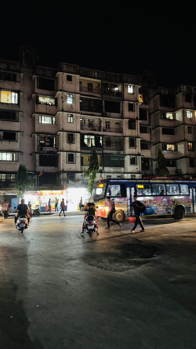 Akzey's tweet photo. Light is not working at Hanuman Mandir Chawk/Circle, Ashok Van, Dahisar East. Total darkness and busses ply from here causing inconvenience to walkers. Please look into this.

CC: @mybmc @mybmcWardRN @misanjayghadi https://t.co/30X671o7YO