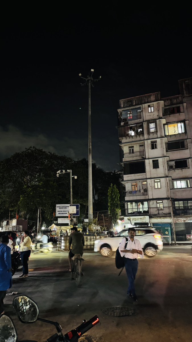 Akzey's tweet photo. Light is not working at Hanuman Mandir Chawk/Circle, Ashok Van, Dahisar East. Total darkness and busses ply from here causing inconvenience to walkers. Please look into this.

CC: @mybmc @mybmcWardRN @misanjayghadi https://t.co/30X671o7YO