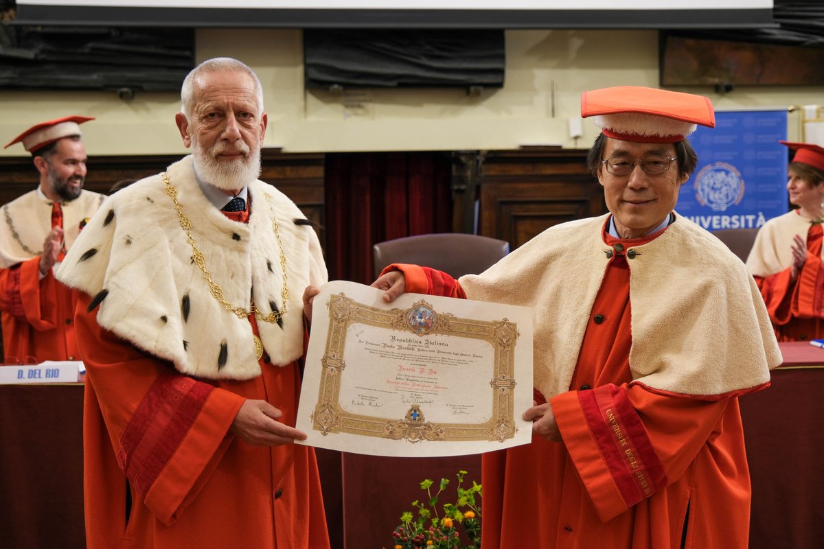 unipr's tweet photo. “Il cibo come medicina”: laurea ad honorem in Scienze della nutrizione umana #unipr a Frank B. Hu, grande studioso, punto di riferimento indiscusso nel campo  della nutrizione, dell’epidemiologia e della prevenzione delle malattie cardiometaboliche #parma
https://t.co/vuihXzbbxr https://t.co/H8TcZhOqjZ