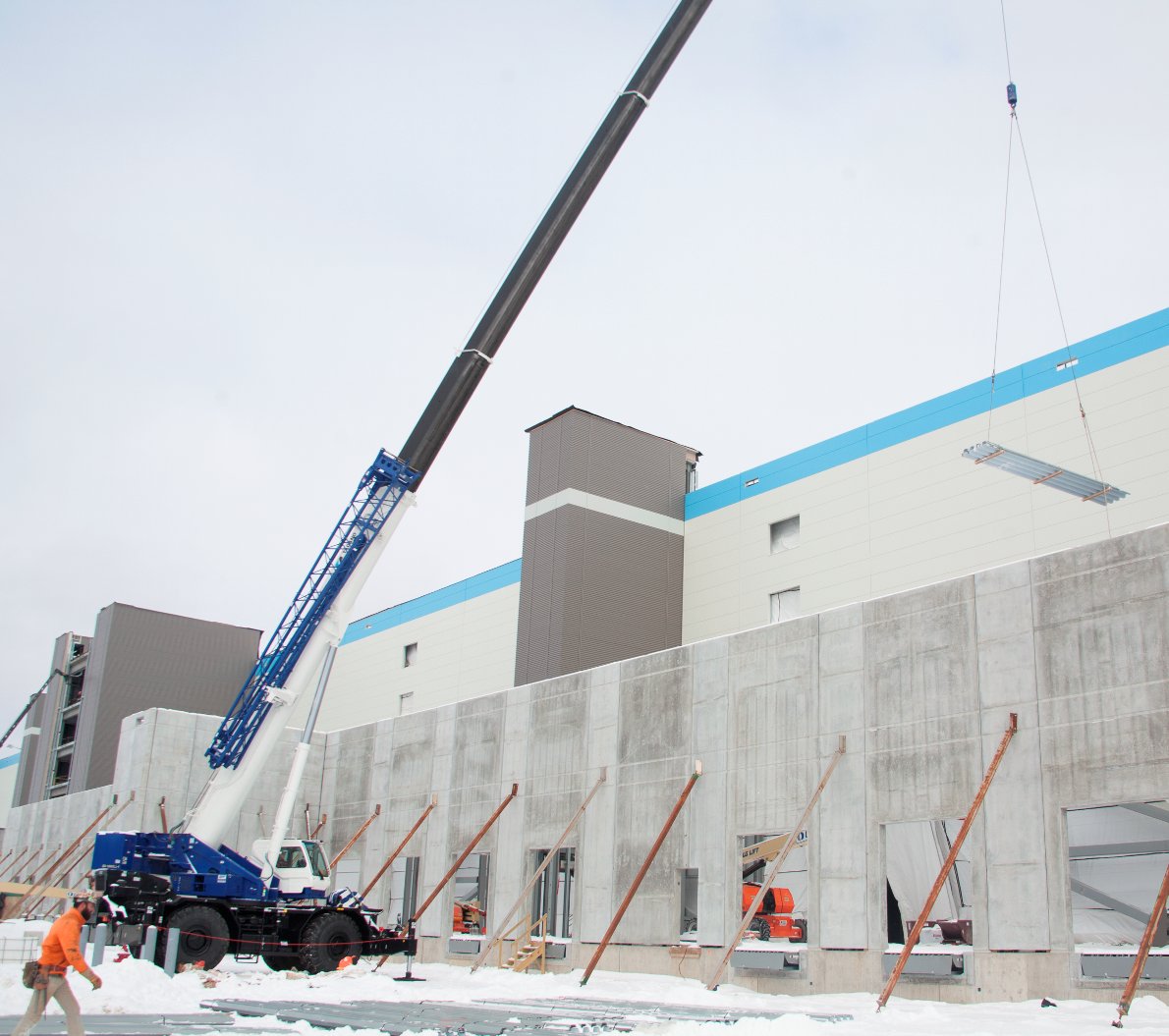 TadanoGroup's tweet photo. Tadano Rough Terrain cranes are engineered and built for reliability, safety and to perform in all types of conditions. These amazing machines offer an industry-leading experience for operators (and owners). #Tadano #Dependable https://t.co/4WfZCqVCNr