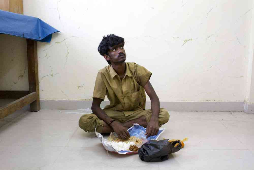 flyhigg's tweet photo. @polimernews இவர் பிணவரைல வேலை செய்ற ஒரு ஊழியர், இவர் எங்க உக்காந்து lunch சாப்பிட்ரார் தெரியுமா, அதே பிணவரைல. இத விடவா அது பெருசு https://t.co/OCLoQgUHQq