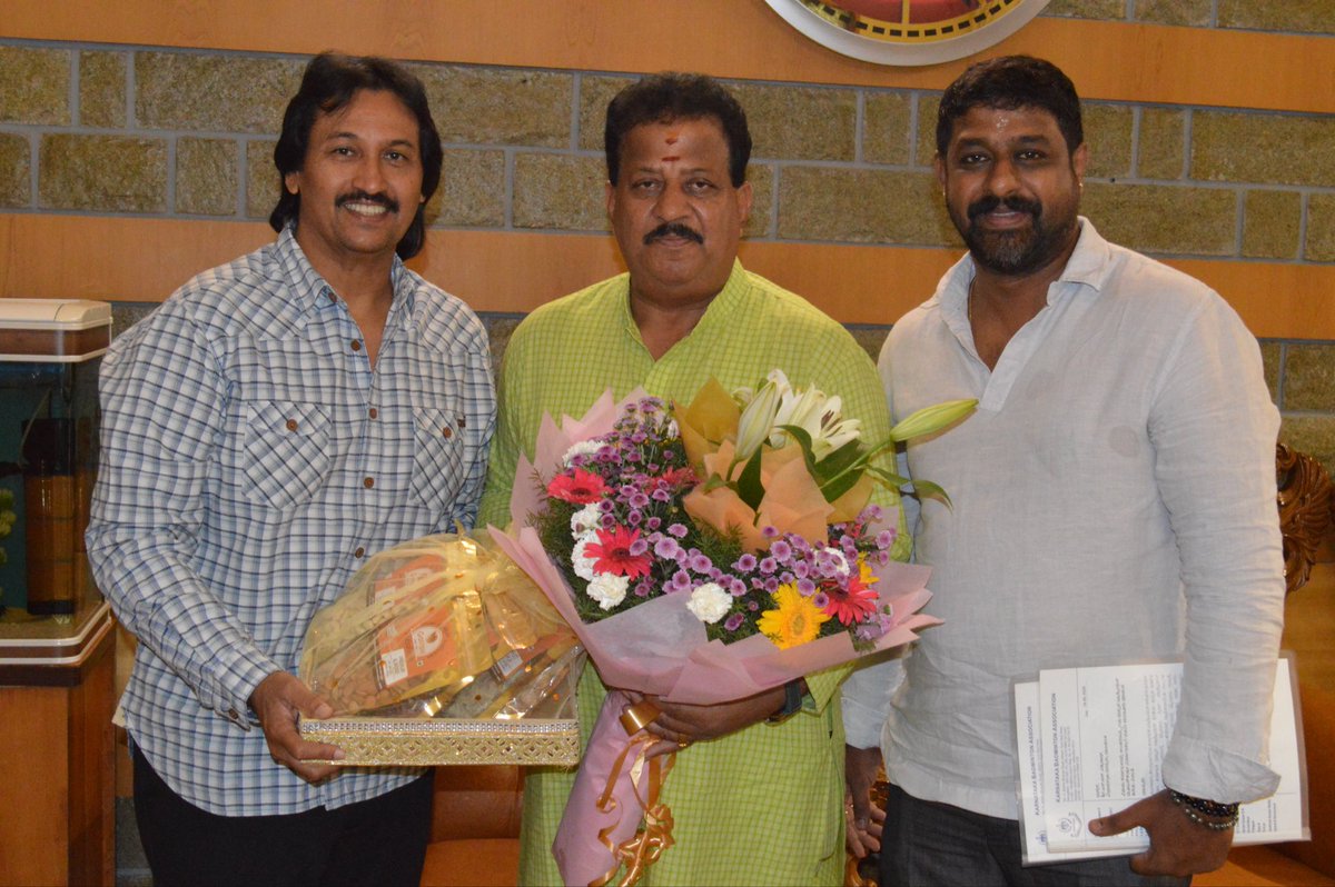 kumarbangarappa's tweet photo. ಬಿಜೆಪಿ ಪಕ್ಷದ ಹಿರಿಯ ಮುಖಂಡರು, ಯಲಹಂಕ ಕ್ಷೇತ್ರದ ಶಾಸಕರು, ಆತ್ಮೀಯರಾದ ಎಸ್. ಆರ್. ವಿಶ್ವನಾಥ್ ಅವರನ್ನು ಅವರ ನಿವಾಸದಲ್ಲಿ ಭೇಟಿ ಮಾಡಿ ಪ್ರಸಕ್ತ ವಿದ್ಯಮಾನಗಳ ಕುರಿತು ಚರ್ಚಿಸಲಾಯಿತು...

​"Met with the senior leader of the BJP, MLA of Yelahanka constituency, and dear friend Shri S. R. Vishwanath at his residence, and discussed current developments."
@SRVishwanathBJP
