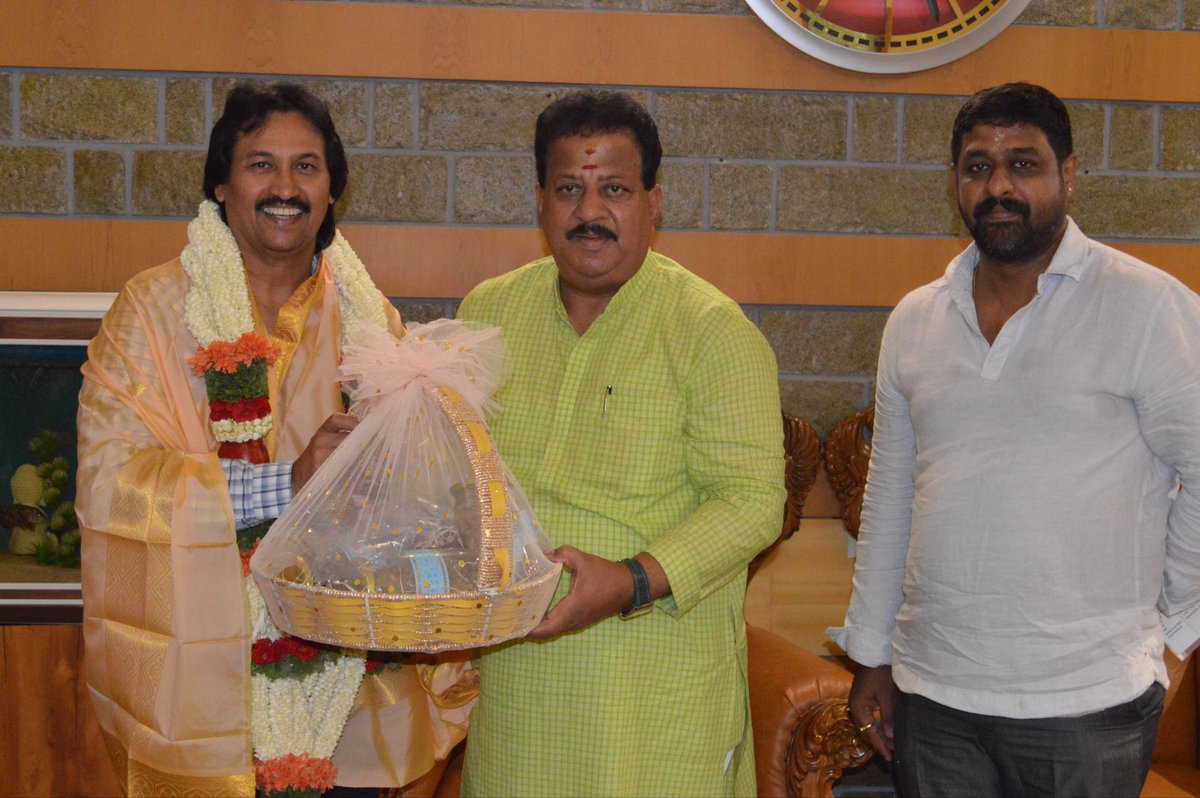 kumarbangarappa's tweet photo. ಬಿಜೆಪಿ ಪಕ್ಷದ ಹಿರಿಯ ಮುಖಂಡರು, ಯಲಹಂಕ ಕ್ಷೇತ್ರದ ಶಾಸಕರು, ಆತ್ಮೀಯರಾದ ಎಸ್. ಆರ್. ವಿಶ್ವನಾಥ್ ಅವರನ್ನು ಅವರ ನಿವಾಸದಲ್ಲಿ ಭೇಟಿ ಮಾಡಿ ಪ್ರಸಕ್ತ ವಿದ್ಯಮಾನಗಳ ಕುರಿತು ಚರ್ಚಿಸಲಾಯಿತು...

​"Met with the senior leader of the BJP, MLA of Yelahanka constituency, and dear friend Shri S. R. Vishwanath at his residence, and discussed current developments."
@SRVishwanathBJP