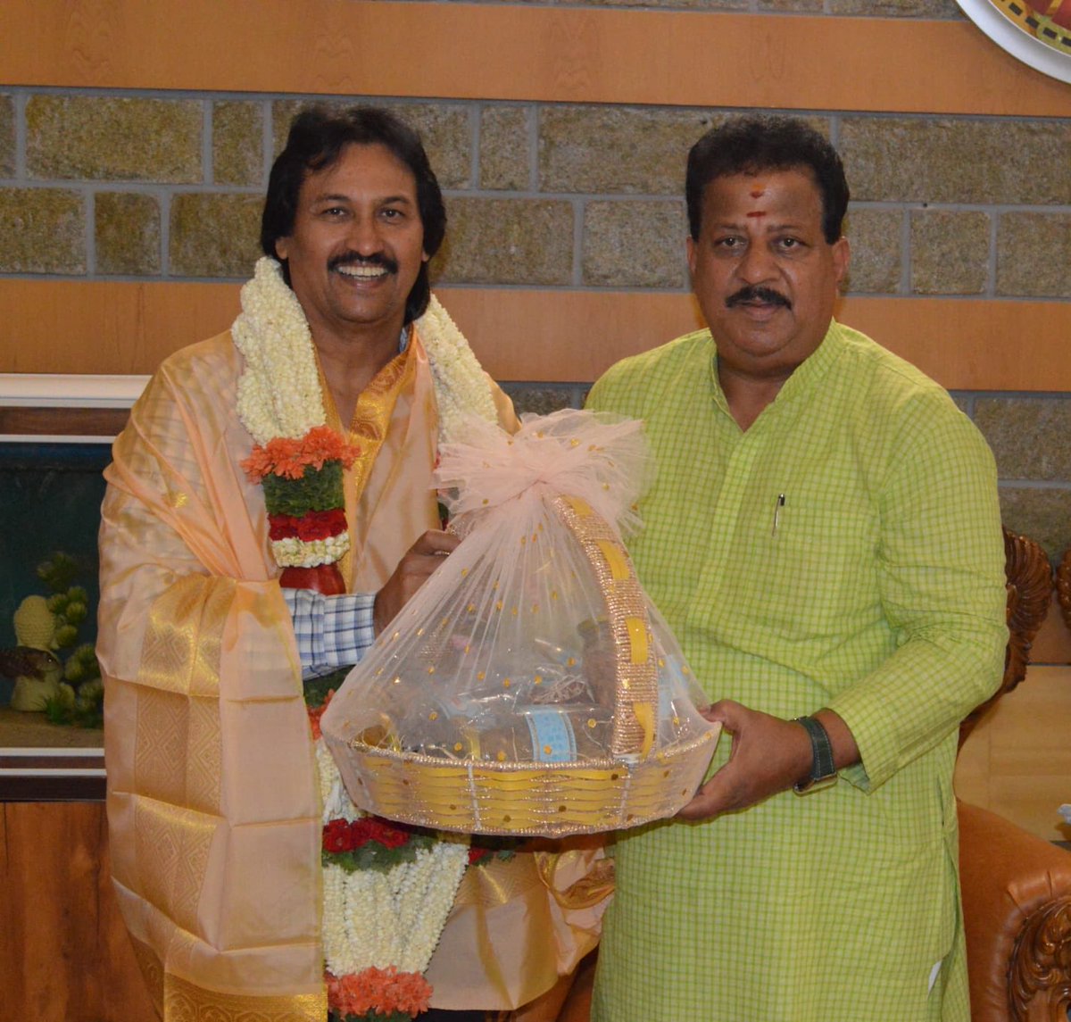 kumarbangarappa's tweet photo. ಬಿಜೆಪಿ ಪಕ್ಷದ ಹಿರಿಯ ಮುಖಂಡರು, ಯಲಹಂಕ ಕ್ಷೇತ್ರದ ಶಾಸಕರು, ಆತ್ಮೀಯರಾದ ಎಸ್. ಆರ್. ವಿಶ್ವನಾಥ್ ಅವರನ್ನು ಅವರ ನಿವಾಸದಲ್ಲಿ ಭೇಟಿ ಮಾಡಿ ಪ್ರಸಕ್ತ ವಿದ್ಯಮಾನಗಳ ಕುರಿತು ಚರ್ಚಿಸಲಾಯಿತು...

​"Met with the senior leader of the BJP, MLA of Yelahanka constituency, and dear friend Shri S. R. Vishwanath at his residence, and discussed current developments."
@SRVishwanathBJP