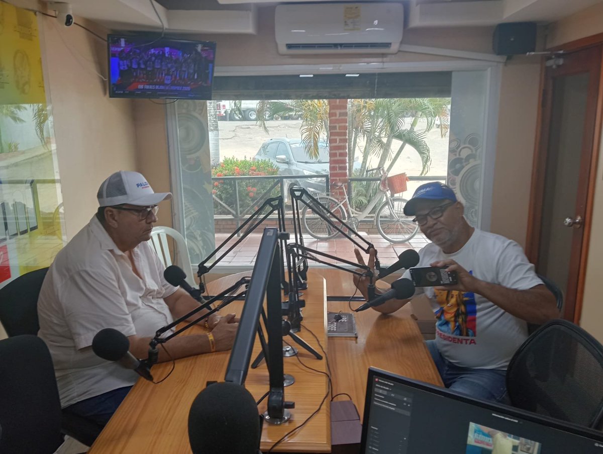 luiscarlosmeji7's tweet photo. Agradecido con el Senador @hernancadavidma por atender nuestra Llamada desde Curumaní Stereo.
#yoSumo Con PALOMA-OVIEDO.
@PalomaValenciaL @JDOviedoAr y el Dr Eduardo Manzano por acompañarnos en Cabina. https://t.co/XlRTJhWM5c