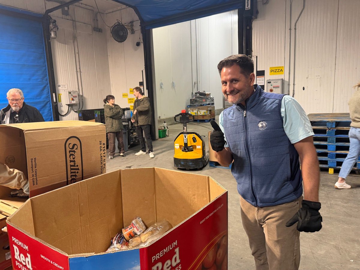 mj_companies's tweet photo. A few weeks ago, members of #TeamMJ volunteered with Second Harvest Food Bank of Middle Tennessee supporting individuals and families across the community. Weโre proud to have a team that not only delivers for our clients, but also prioritizes giving back and living our Purpose! https://t.co/KZHOOwsDkx