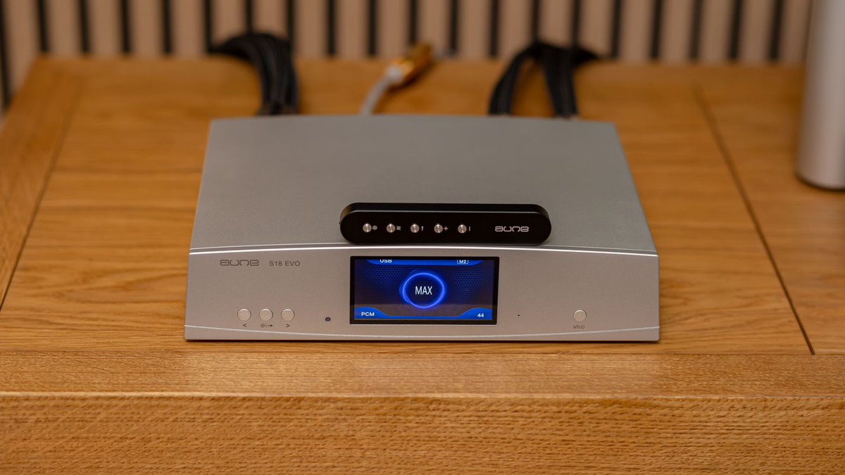 SoundNews_net's tweet photo. The new @auneaudio S18 EVO DAC took me by surprise by not chasing sharp leading edges and artificially boosted top octaves, focusing on the flow and natural overtones. I also compared it with 2 DACs so you'll better understand its sound
Full review👇
https://t.co/wmRtZ4VShp https://t.co/za48d7apI1