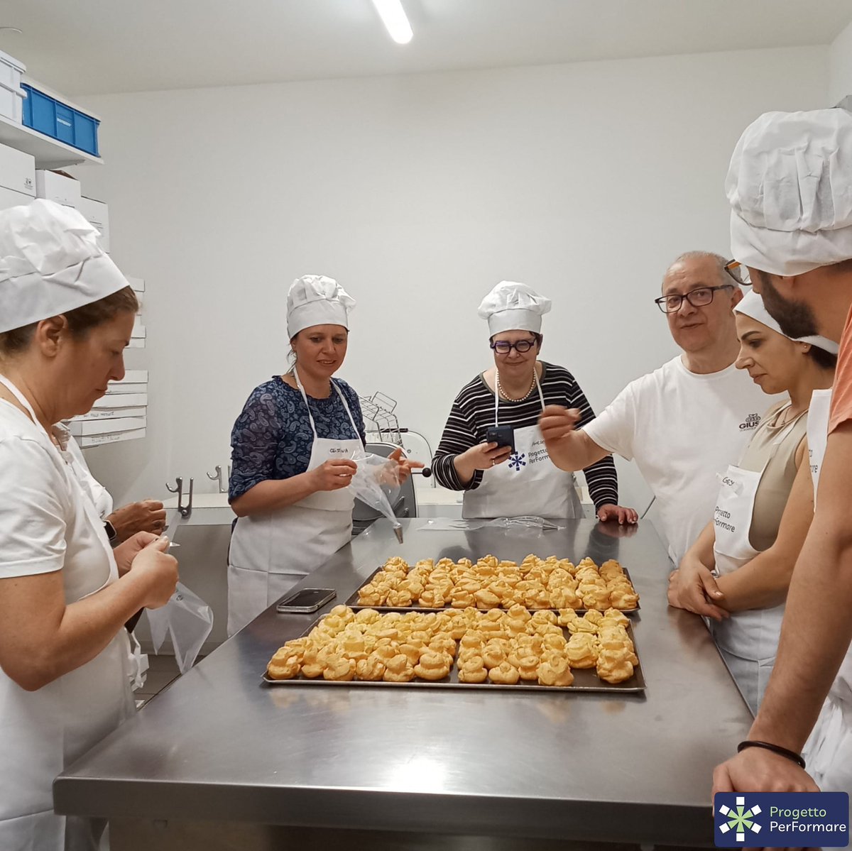 PPerFormare's tweet photo. Dalla frolla ai biscotti, dalle torte da forno ai bignè farciti… fino a sfoglie, salatini e pizzette 🥐🍪🍫🍰✨ Alcuni scatti della 14° Edizione del Corso di Pasticceria Classica ad Aosta 📸 https://t.co/WCprbRCv9L