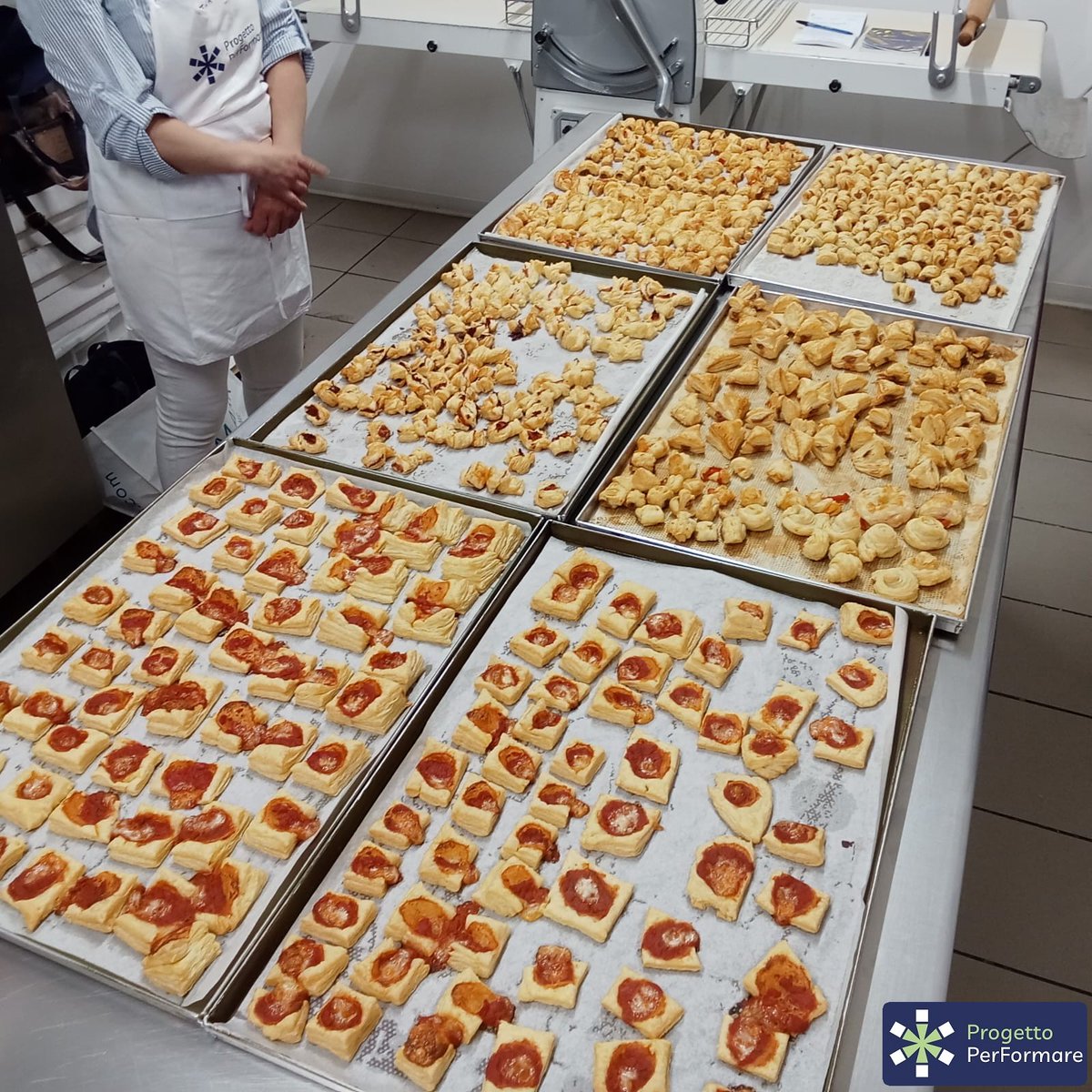 PPerFormare's tweet photo. Dalla frolla ai biscotti, dalle torte da forno ai bignè farciti… fino a sfoglie, salatini e pizzette 🥐🍪🍫🍰✨ Alcuni scatti della 14° Edizione del Corso di Pasticceria Classica ad Aosta 📸 https://t.co/WCprbRCv9L