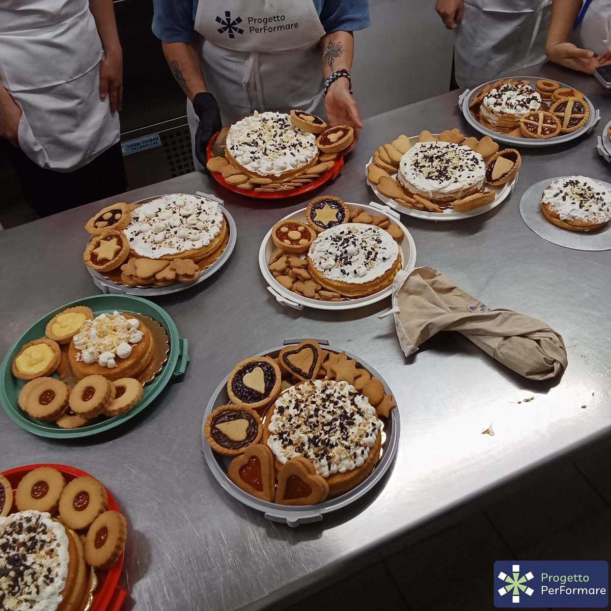 PPerFormare's tweet photo. Dalla frolla ai biscotti, dalle torte da forno ai bignè farciti… fino a sfoglie, salatini e pizzette 🥐🍪🍫🍰✨ Alcuni scatti della 14° Edizione del Corso di Pasticceria Classica ad Aosta 📸 https://t.co/WCprbRCv9L