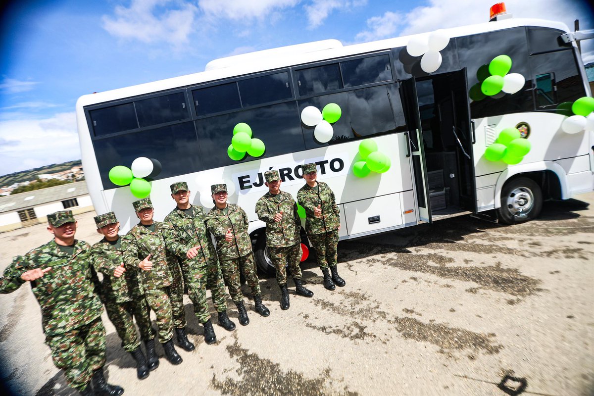 CarlosAmayaR's tweet photo. Con inmenso orgullo y con todo el amor del mundo hoy hacemos entrega de un bus a la Primera Brigada del Ejército Nacional, con una inversión de $642 millones 💚.

Con este acto buscamos dignificar las condiciones de nuestras y nuestros soldados. 

También rendir un merecido reconocimiento a su noble labor, a su valentía, al sacrificio diario y a la entrega decidida de estos hombres y mujeres que, con honor y lealtad, dedican su vida al cuidado y la protección de las y los boyacenses y colombianos. 

¡Honor y gloria a nuestro @COL_EJERCITO 💚!