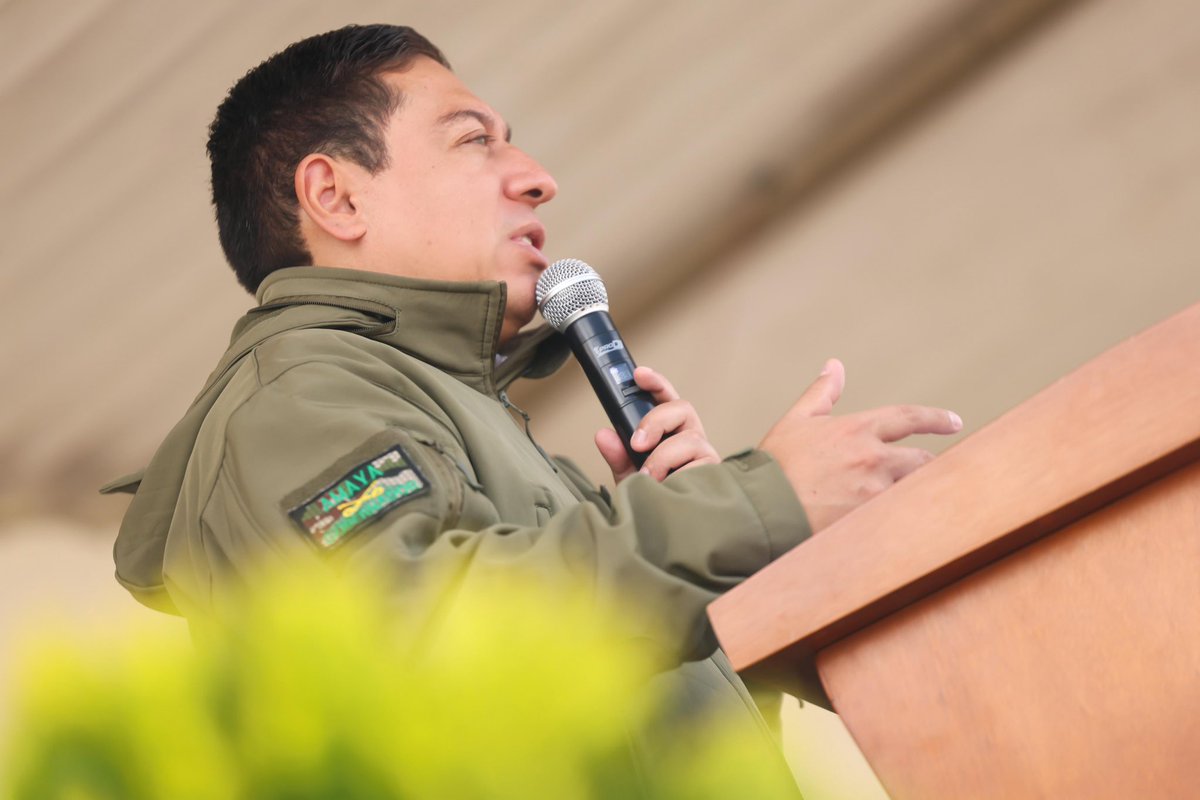 CarlosAmayaR's tweet photo. Con inmenso orgullo y con todo el amor del mundo hoy hacemos entrega de un bus a la Primera Brigada del Ejército Nacional, con una inversión de $642 millones 💚.

Con este acto buscamos dignificar las condiciones de nuestras y nuestros soldados. 

También rendir un merecido reconocimiento a su noble labor, a su valentía, al sacrificio diario y a la entrega decidida de estos hombres y mujeres que, con honor y lealtad, dedican su vida al cuidado y la protección de las y los boyacenses y colombianos. 

¡Honor y gloria a nuestro @COL_EJERCITO 💚!