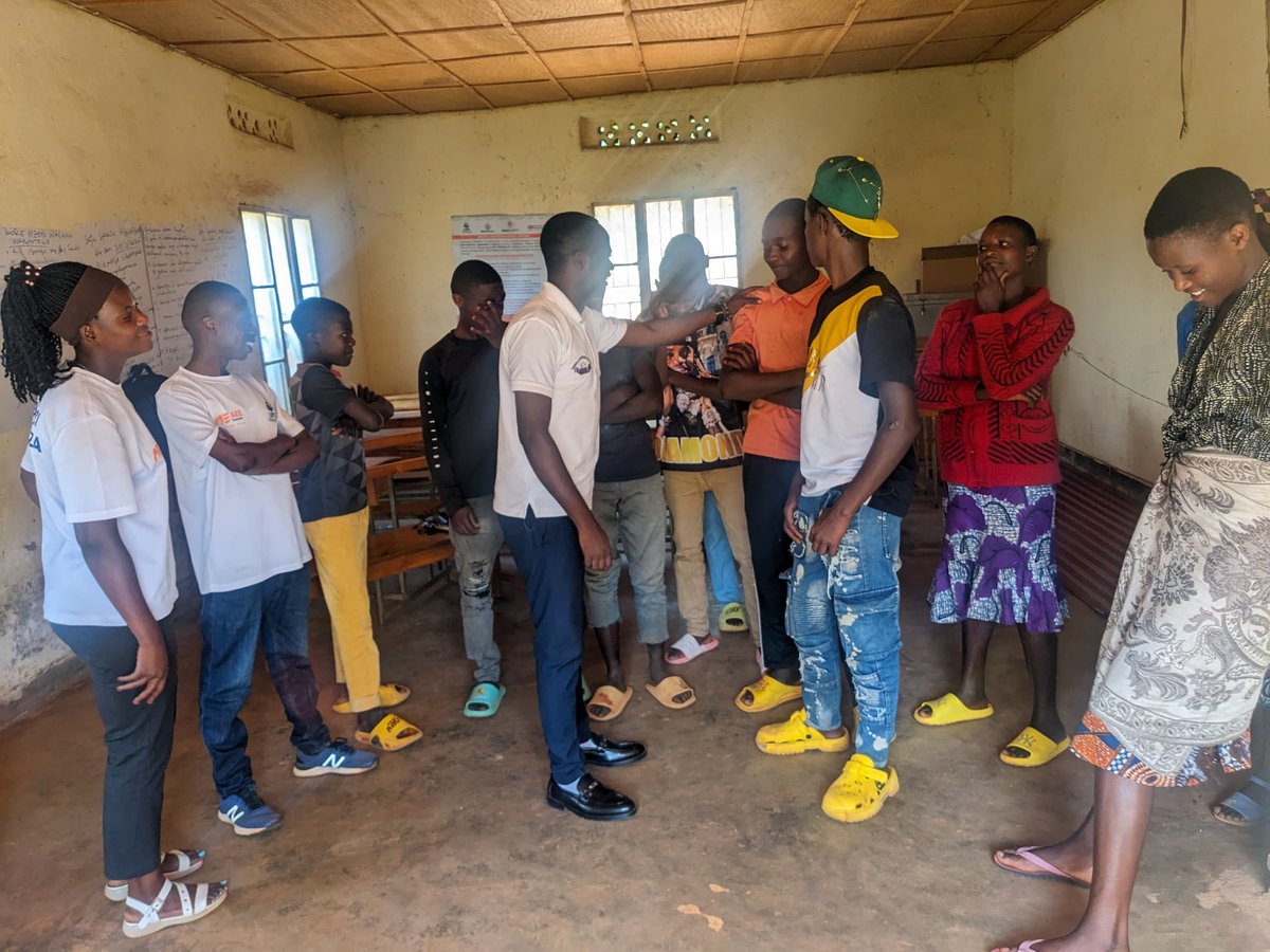 fmiubumuntu's tweet photo. Today, FMI “Ubumuntu” visited the Agahabwa cell safe space in @GisagaraDistr to engage with children in the #ALP under the @LIFT_Rwanda Program. Children shared how life skills sessions are helping them build confidence, improve behaviour, strengthen social interaction, 1/2 https://t.co/xXDncDjApw