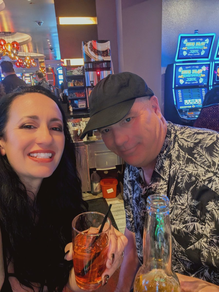 AlexisSnow20's tweet photo. Met a fan last night https://t.co/3VUImxhHvK