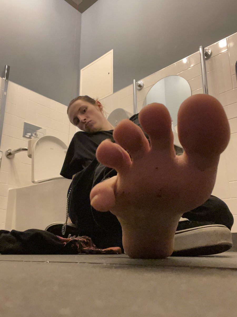 GiantApotheous's tweet photo. Remember bugs, taking foot pics on the clock is best way of time stealing. https://t.co/EMPq7jwUVQ