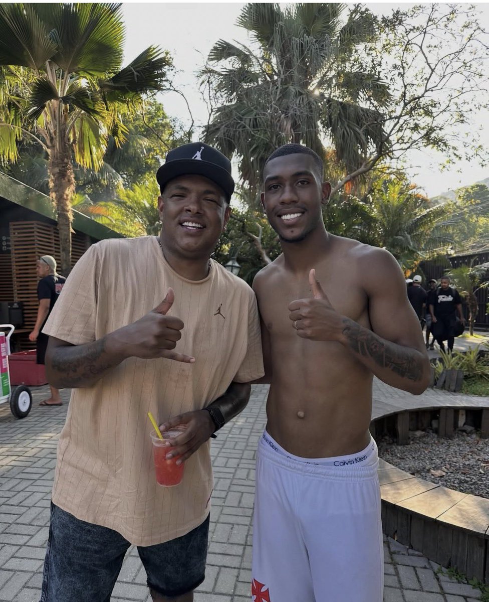 brazbruno's tweet photo. OI! BOA NOITE!👋🏽

Dono de hit de Rayan, MC Darlan brinca com expectativa de nacionalização da música na Copa: “Tá liberado flamenguista cantar”

Canção soma mais de 1,5 milhão de reproduções nas plataformas e foi prometida quando jovem ainda era da base

➡️https://t.co/I4zOhgGVBW https://t.co/5cQ21QvaQt