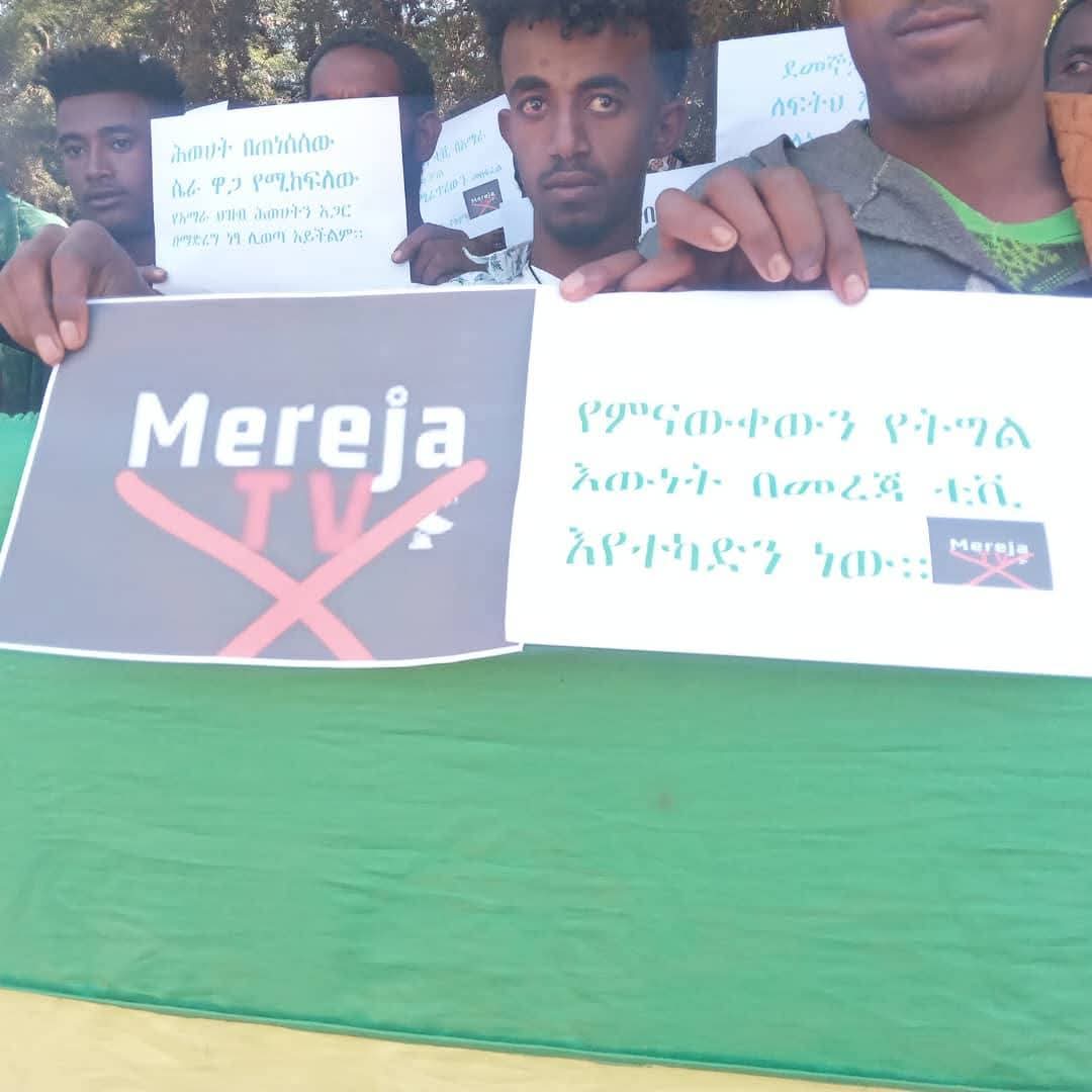 teddo006's tweet photo. @Teddo052 የአማራ ፋኖ እርስ በእርስ በማገዳደል የሚታወቀው መረጃ ቲቪ ሸዋ ጠቅላይ ግዛት ላይ ህዝቡ በምሬት እንዲህ ነበር ሰልፍ የወጣበት ። https://t.co/0Efbcs7mc8