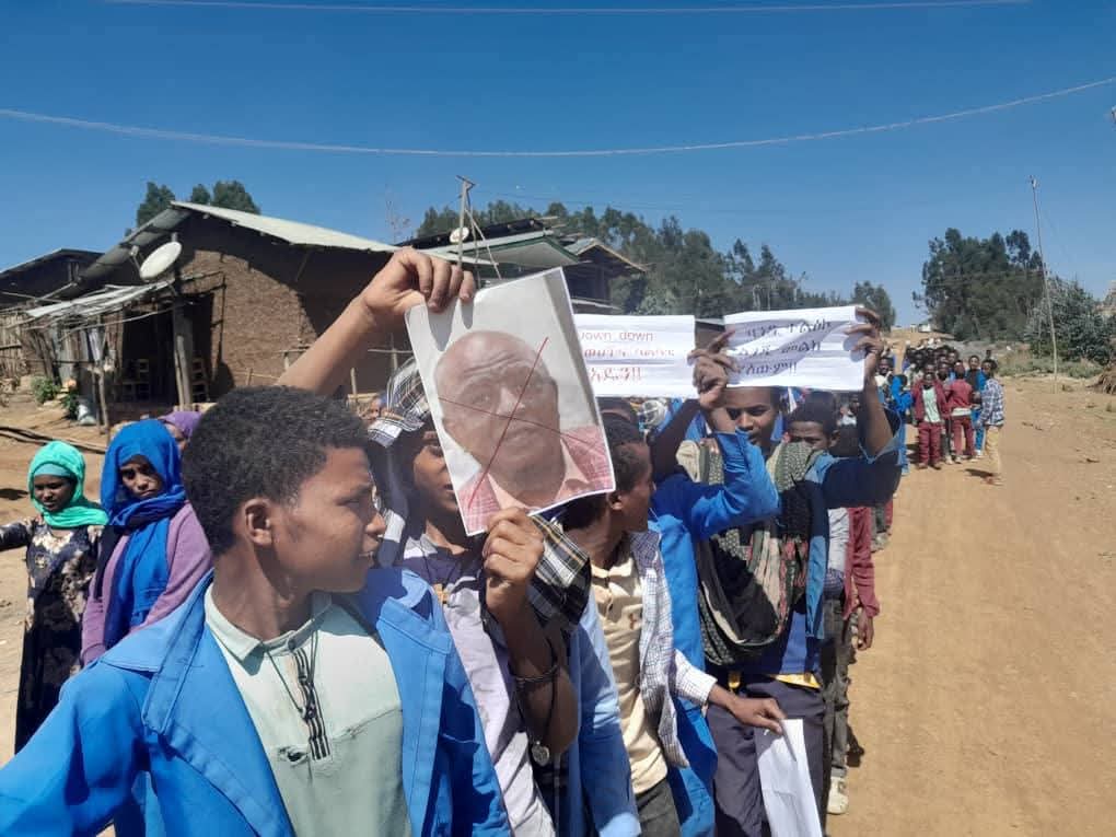 teddo006's tweet photo. @Teddo052 የአማራ ፋኖ እርስ በእርስ በማገዳደል የሚታወቀው መረጃ ቲቪ ሸዋ ጠቅላይ ግዛት ላይ ህዝቡ በምሬት እንዲህ ነበር ሰልፍ የወጣበት ። https://t.co/0Efbcs7mc8
