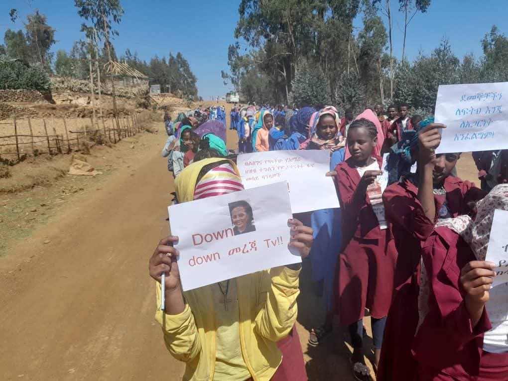 teddo006's tweet photo. @Teddo052 የአማራ ፋኖ እርስ በእርስ በማገዳደል የሚታወቀው መረጃ ቲቪ ሸዋ ጠቅላይ ግዛት ላይ ህዝቡ በምሬት እንዲህ ነበር ሰልፍ የወጣበት ። https://t.co/0Efbcs7mc8