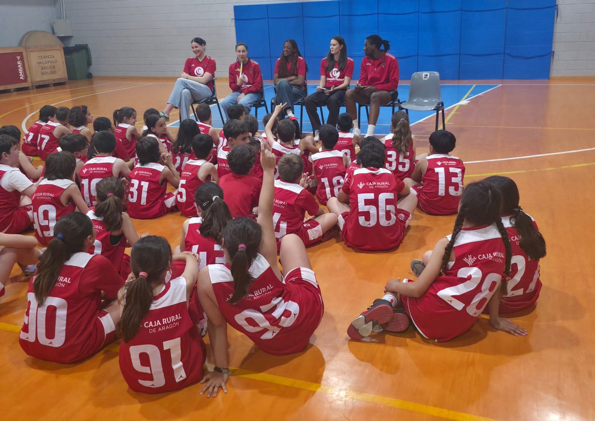 Fund_BZ's tweet photo. Varias jugadoras del primer equipo visitaron la Escuela del Príncipe Felipe 🏀

¡Lo pasaron genial! 🤗 https://t.co/LlQC1IEp85