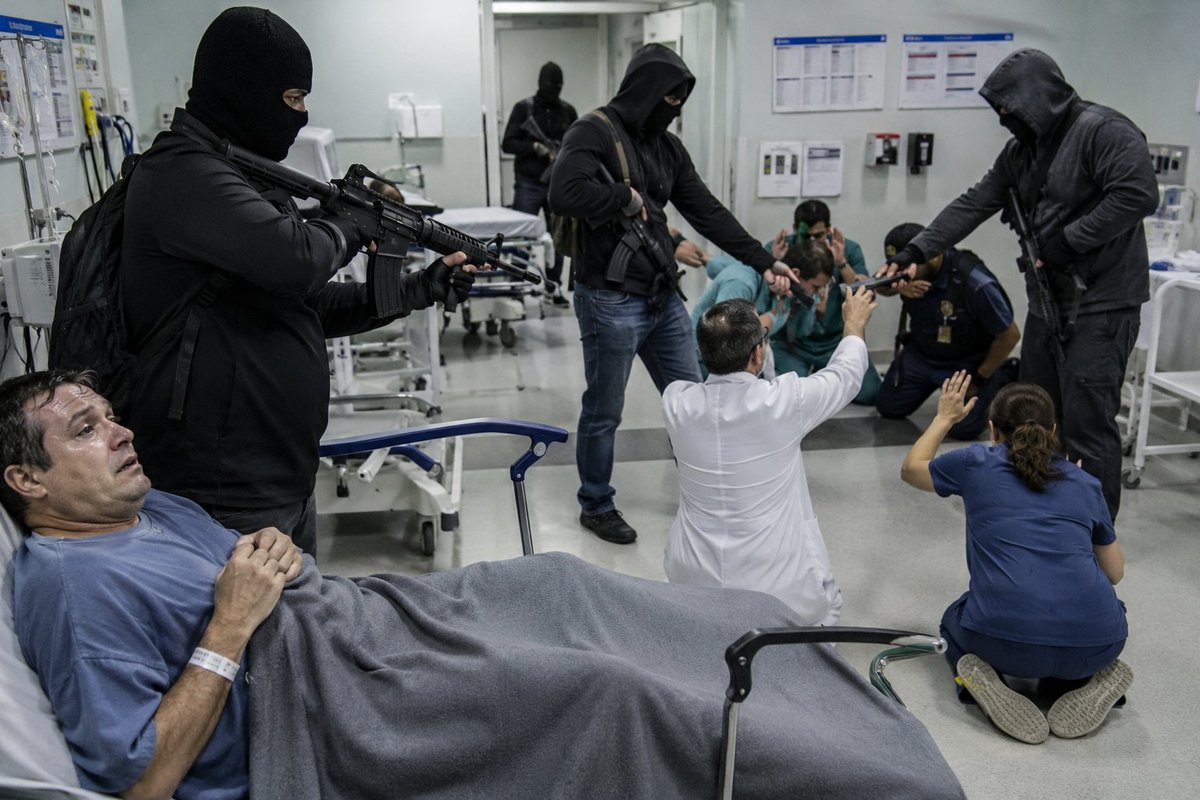 Atento24h's tweet photo. Criminosos invadem Hospital Regional, fazem reféns, roubam armas e população pergunta: cadê o comando da polícia?
https://t.co/4SL3HpWDEl https://t.co/jfTMZoWAqr