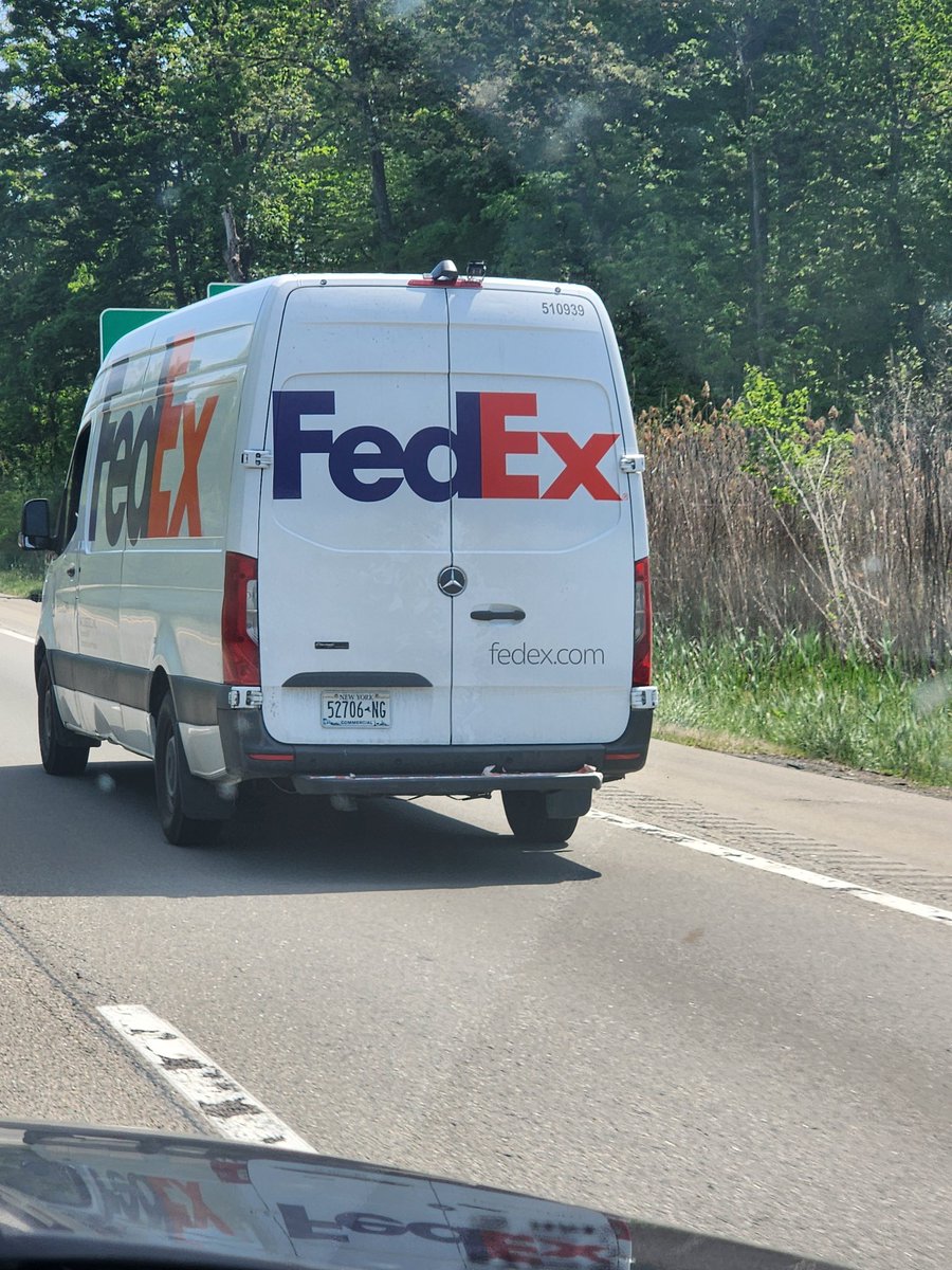 EpicFehl5's tweet photo. .@fedex your driver on I84 in New York around 11am today was a menace.  He cut 6 people off in the five minutes we were near him. He's a significant safety concern. https://t.co/UKINpl4t70
