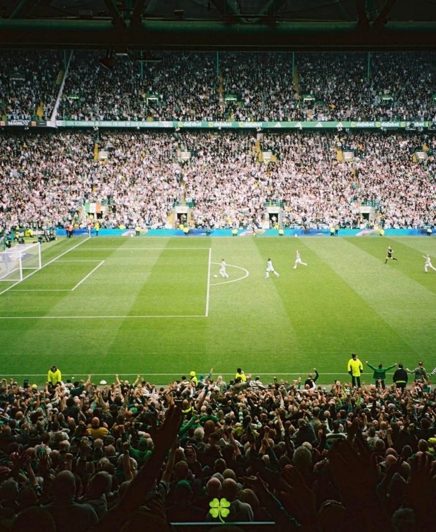 cretebhoy's tweet photo. Now that what I call a fantastic photo of an iconic moment.. hang that in the Louvre 😉💚🍀🇮🇪🇬🇷 https://t.co/HMbuHSQY56