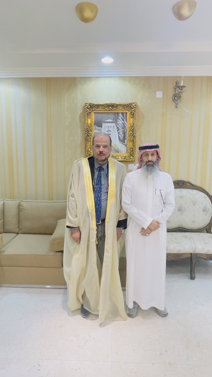 1alelyani's tweet photo. تشرفنا باستضافة الدكتور عماد في منزل أخي مستور بن جابر بمناسبة انتهاء مرحلة العطاء والتميز بمستشفى #البشائر وقد تشرفت بإلقاء قصيدة متواضة في هذه القامة السامقة متمنين له حياة قادمة سعيدة وقد رسم البسمة على محيا كل من رآه وزامله وعالجه . https://t.co/cJC19FZigW