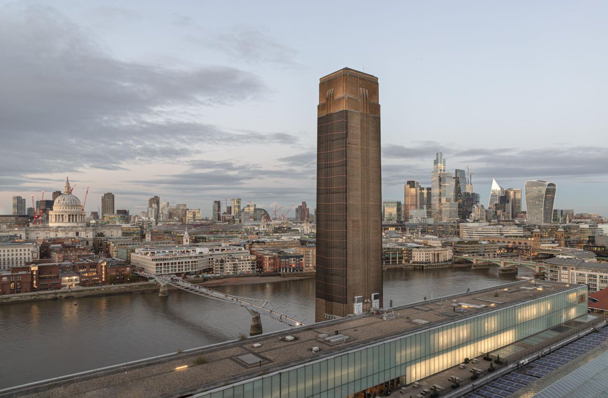 dvrmcmn's tweet photo. Tate Modern bugün dünyanın en önemli modern sanat müzelerinden biri olarak görülüyor. Ama bu yapı aslında bir müze olarak doğmadı. Thames kıyısındaki bu dev kütle, bir zamanlar Londra’nın enerji altyapısının parçasıydı: Bankside Power Station. https://t.co/wvVNYNf0wV