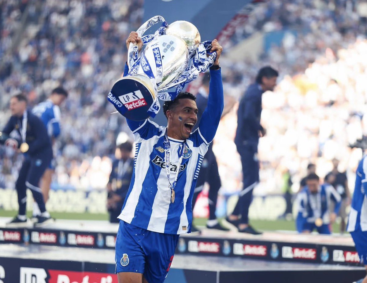 GOATAVIO's tweet photo. 5 latéral convoqué pour pas prendre l’un des meilleurs

Force à Alberto Costa tu mérite pas ce fdp de coach 💙 https://t.co/xNM9edZcgW