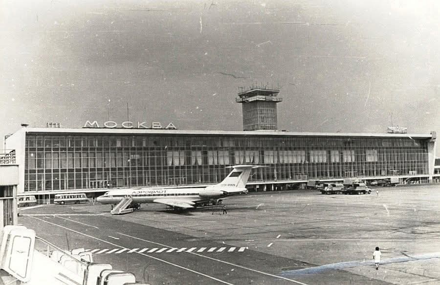 Nv1255's tweet photo. 20 мая 1965 года приказом министра Гражданской авиации СССР был введён в эксплуатацию аэровокзал аэропорта «Домодедово» https://t.co/OMe4ZfDLLO