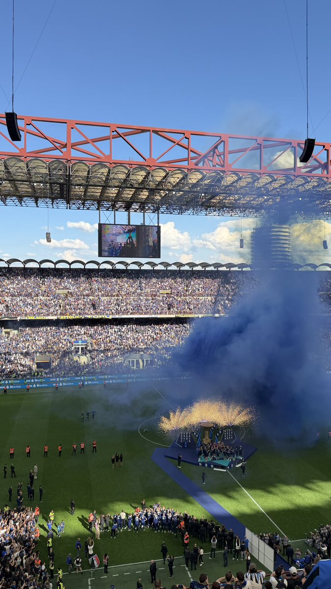 LeOAO_'s tweet photo. حضور تتويج النجمة الثانية قبل موسمين 
و حضور تتويج الدوري رقم 21 + الثنائية بالكأس رقم 10 

كم انا محظوظ .. 💙💙
فورزا انتر .. 💙 https://t.co/ITLi0R4nlP