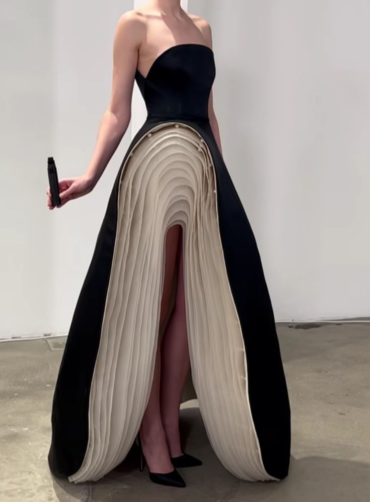 tems_sugar's tweet photo. Art or fashion? Both. ❤️❤️ https://t.co/ZjwuZece5J