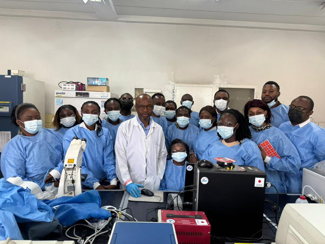 Inoha_Unikin's tweet photo. Séance pratique au laboratoire vétérinaire.

Les apprenants de Master 1 MASG et ECOM-ALGER de l’Institut One Health pour l’Afrique de l’Université de Kinshasa ont participé à une immersion au laboratoire de virologie, dans le cadre du cours de biologie moléculaire et de génomique du Professeur Augustin Twabela.

Objectif atteint : relier théorie et pratique.
Extraction de l’ADN, préparation du Master Mix, amplification par PCR… Les apprenants ont suivi toutes les étapes clés d’une analyse moléculaire.

Une expérience concrète pour renforcer les compétences en diagnostic et en santé globale.

#INOHA #OneHealth #BiologieMoléculaire #PCR #Formation #SantéGlobale #Kinshasa