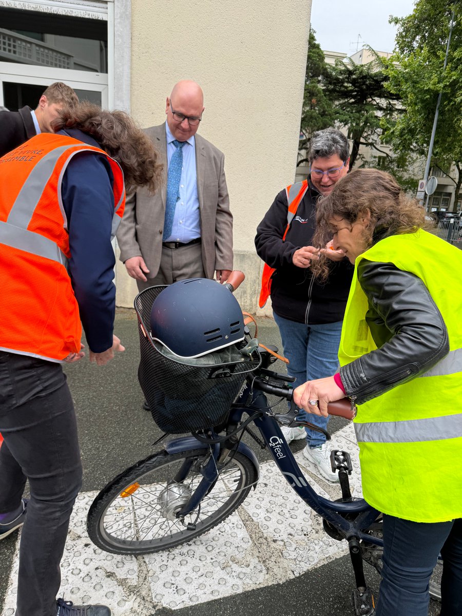 Prefet49's tweet photo. 🚲🛴À l’occasion des Journées de la #SécuritéRoutière au travail, une action de prévention sur les mobilités douces a été organisée à la cité administrative de Maine-et-Loire : distribution de catadioptres aux cyclistes et sensibilisation des usagers des trottinettes https://t.co/G9fMFj0z37