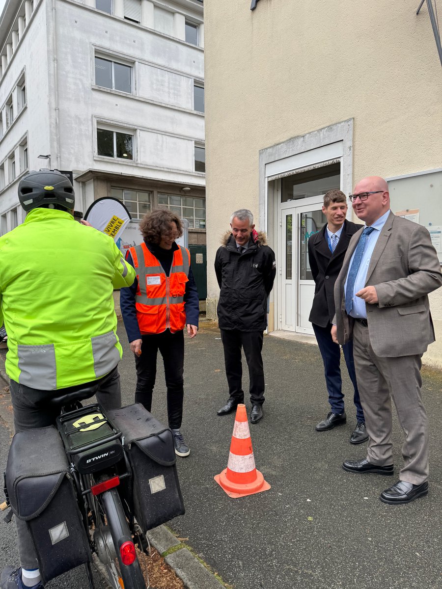 Prefet49's tweet photo. 🚲🛴À l’occasion des Journées de la #SécuritéRoutière au travail, une action de prévention sur les mobilités douces a été organisée à la cité administrative de Maine-et-Loire : distribution de catadioptres aux cyclistes et sensibilisation des usagers des trottinettes https://t.co/G9fMFj0z37