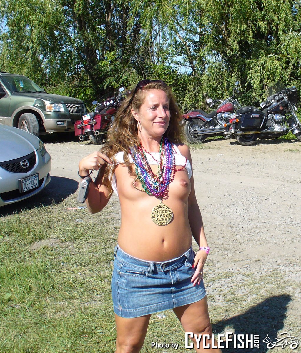 CycleFishEvents's tweet photo. More TaTa Tuesday from https://t.co/IED7KxkwMl. We found these fine #bikerbabes giving their #tatas some fresh air at the Harley Rendezvous. If yo want to see for yourself, the Harley Rendezvous is coming up next month. Info here-> https://t.co/pebEfps4wF
#tatatuesday #bikerbabe #flashing