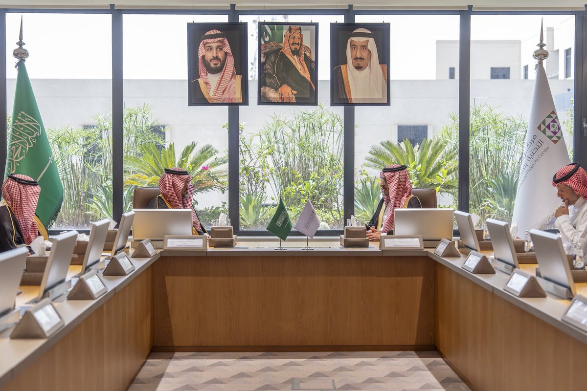 Fahad_Albadah's tweet photo. سعدت اليوم باستقبال سعادة محافظ الهيئة العامة للمنشآت الصغيرة والمتوسطة الأستاذ سامي الحسيني، في #مركز_البنية_التحتية حيث ناقشنا خلال اللقاء مجالات التعاون المشترك، وبحثنا فرص تمكين المنشآت الصغيرة والمتوسطة من المشاركة في ��طاع البنية التحتية. https://t.co/VjZwhgLzrh