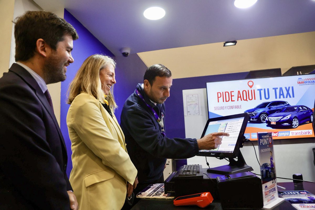 Subtrans's tweet photo. Viajes a precio justo y seguros 🚕

El subsecretario Martín Mackenna, junto con la subsecretaria de @subturismo María Paz Lagos, autoridades de Carabineros y @Fisca_MTT, hicieron un llamado a usar el transporte oficial y autorizado en la previa del feriado del 21 de mayo. https://t.co/j84DcwvBc4