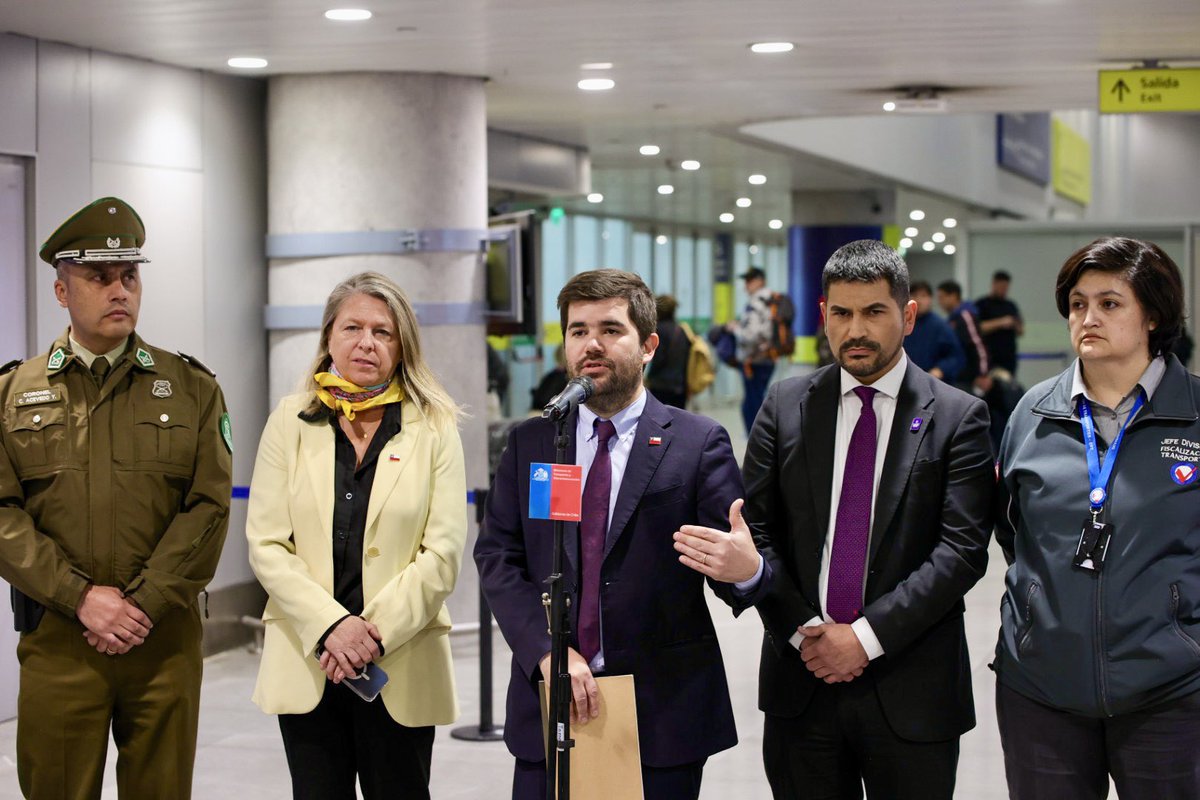 Subtrans's tweet photo. Viajes a precio justo y seguros 🚕

El subsecretario Martín Mackenna, junto con la subsecretaria de @subturismo María Paz Lagos, autoridades de Carabineros y @Fisca_MTT, hicieron un llamado a usar el transporte oficial y autorizado en la previa del feriado del 21 de mayo. https://t.co/j84DcwvBc4