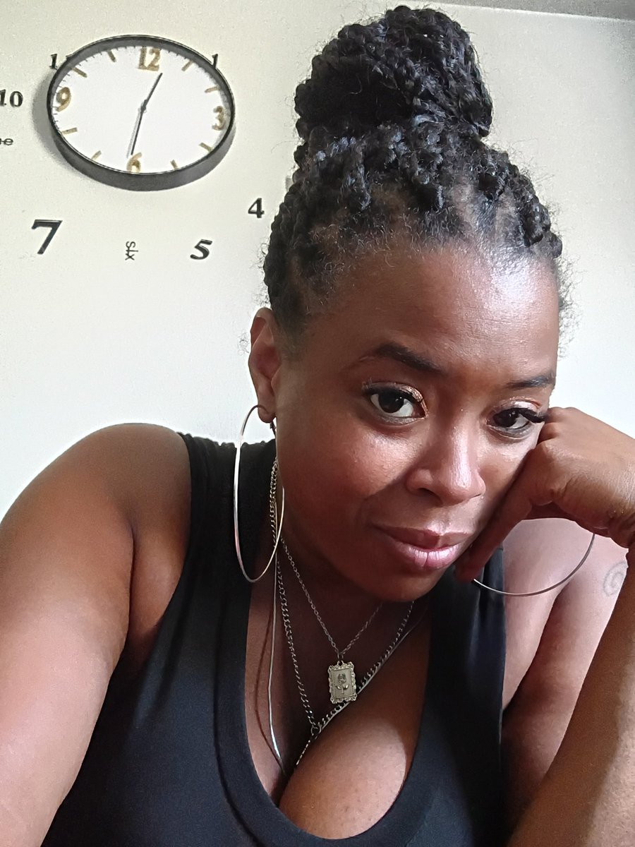 desitiny23's tweet photo. I need a 200 for day who wants to pay for my day outside https://t.co/swpGLkzkK1