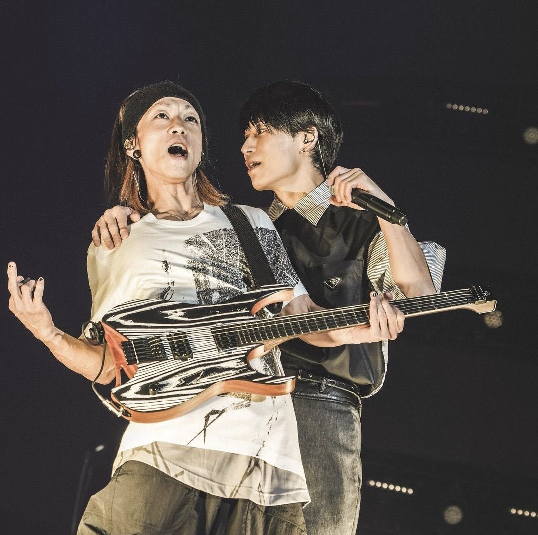rurucrew's tweet photo. 何度でも見たくなる、ライブ中にメンバー愛溢れちゃうTAKUYA∞
#UVERworldはいいぞぉ https://t.co/vBJAKbQ0kC