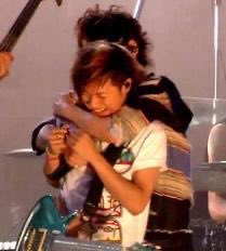 rurucrew's tweet photo. 何度でも見たくなる、ライブ中にメンバー愛溢れちゃうTAKUYA∞
#UVERworldはいいぞぉ https://t.co/vBJAKbQ0kC