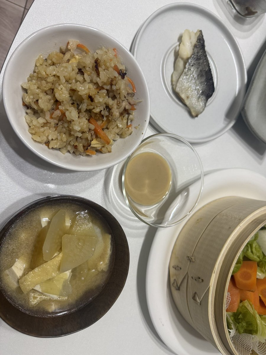 sordsoda's tweet photo. ●今日の夕飯
鱈の塩焼き
炊き込みご飯
野菜の蒸籠蒸し
大根のお味噌汁 https://t.co/cQOFLfd6SO