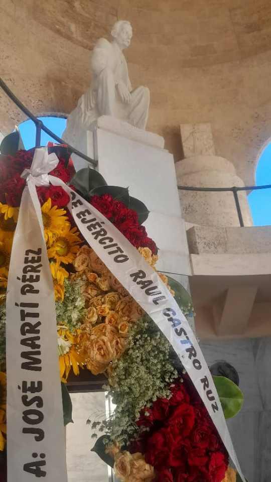 Granma_Digital's tweet photo. 💐🇨🇺| En el aniversario 131 de su caída en combate, ofrendas florales enviadas por Raú y Díaz-Canel, así como una a nombre del pueblo de Cuba, fueron colocadas en el Mausoleo del Héroe Nacional.

Leer más:
https://t.co/NnNwWw5bd6 https://t.co/KSiD04jCYS