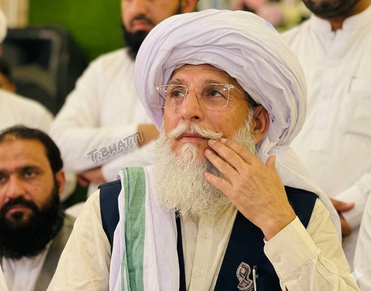 labaik_digital's tweet photo. شاہ صاحب بزرگی میں بھی اولادِ حسین ؓ  ہونے کا حق ادا کر رہے ہیں🥺🫀 https://t.co/CpgpV4uIMT