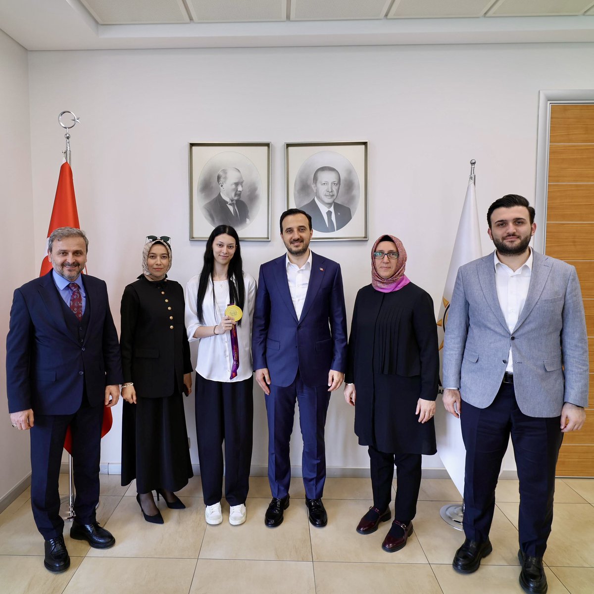 abdullahozdemir's tweet photo. 2026 Avrupa Tekvando Şampiyonası'nda altın madalya kazanarak gururumuz olan Milli Sporcumuz Elif Sude Akgül'ü İl Başkanlığımızda misafir ettik. Başarısını bizlerle paylaşan şampiyonumuza nazik ziyareti için teşekkür eder, ülkemizi gururlandırmaya devam edeceği nice uluslararası zaferler dileriz. Gençlerimiz her alanda göğsümüzü kabartmaya devam ediyorlar. Hoş geldin Şampiyon.