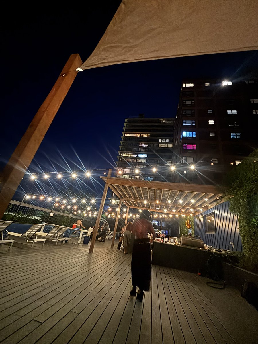 ToiWeezy's tweet photo. Summer nights at home on my patio.. we back!! #Chicago 🏖️🌊🍷🌃☺️ https://t.co/fzKZqAgW6K